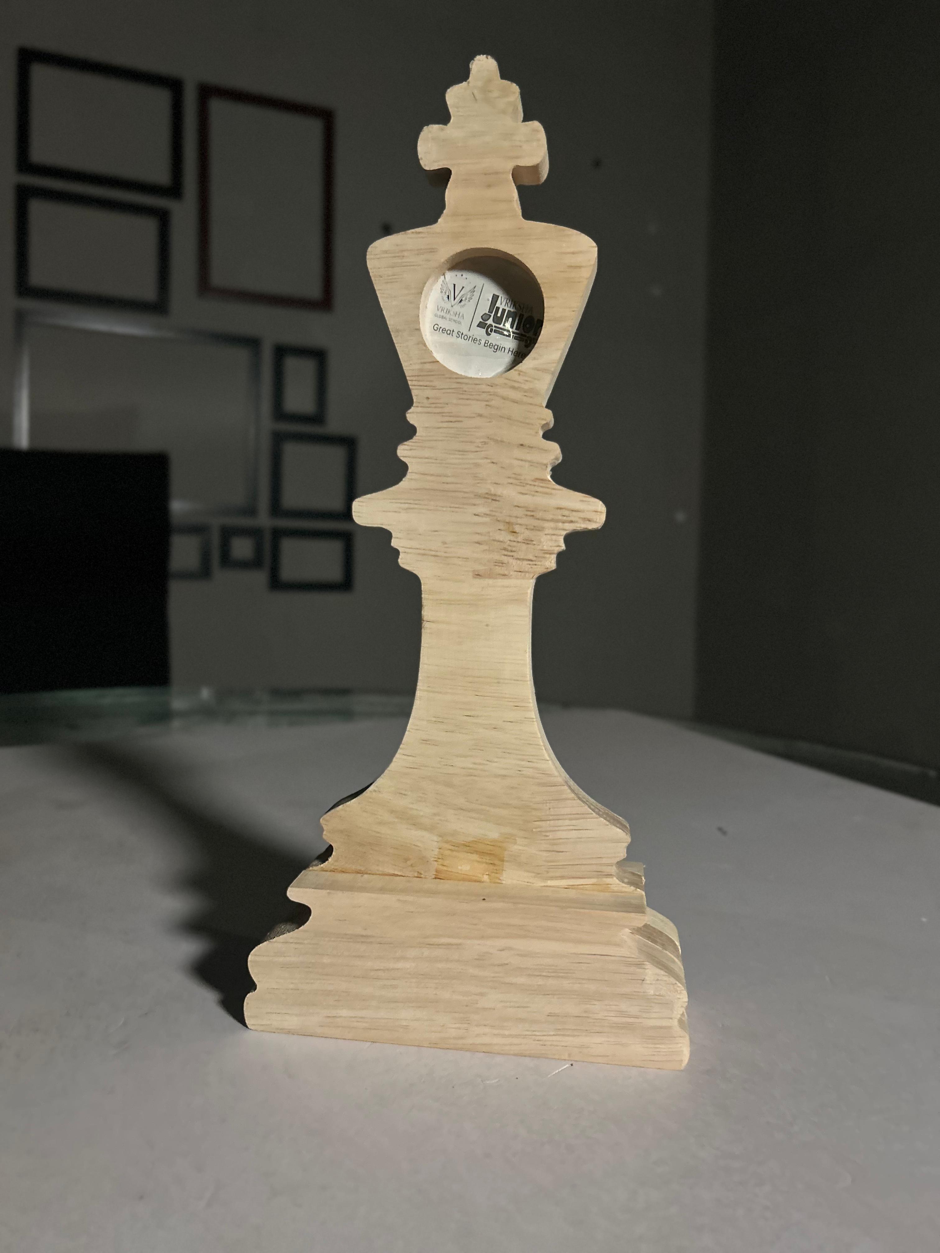 Customized king design trophy for corporate and sports events – EcoTrophy 2025